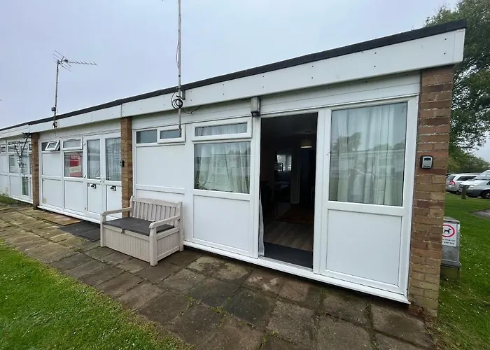 82, Belle Aire, Hemsby - Two Bed Chalet, Sleeps 5, Bed Linen And Towels Included - Pet Friendly