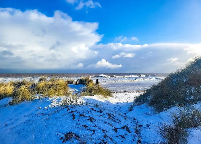 82, Belle Aire, Hemsby - Two Bed Chalet, Sleeps 5, Bed Linen And Towels Included - Pet Friendly