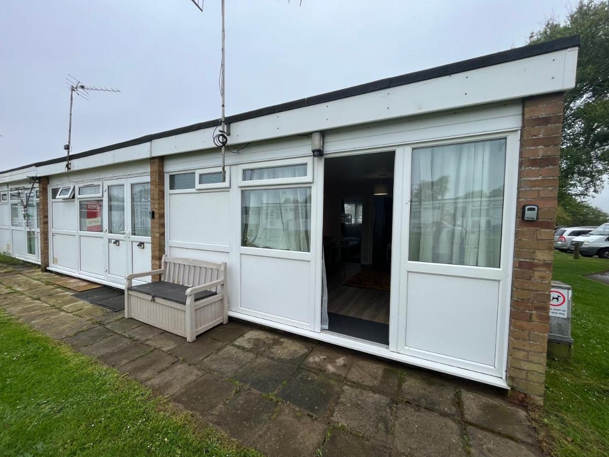 82, Belle Aire, Hemsby - Two Bed Chalet, Sleeps 5, Bed Linen And Towels Included - Pet Friendly