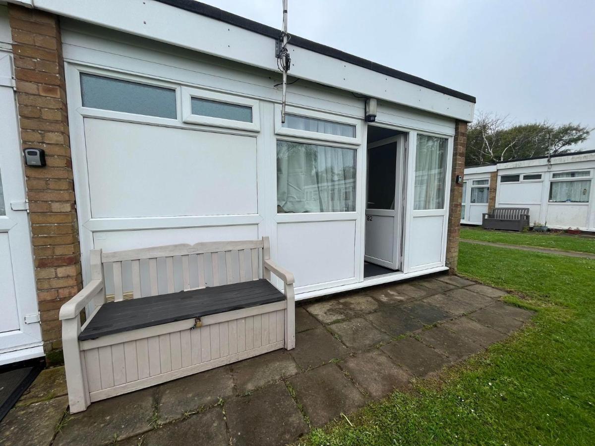 82, Belle Aire, Hemsby - Two Bed Chalet, Sleeps 5, Bed Linen And Towels Included - Pet Friendly Chalet