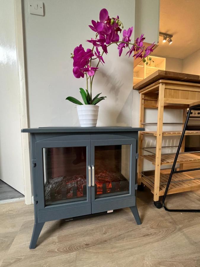 82, Belle Aire, Hemsby - Two Bed Chalet, Sleeps 5, Bed Linen And Towels Included - Pet Friendly Chalet *