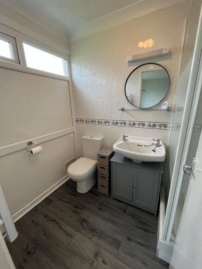 82, Belle Aire, Hemsby - Two Bed Chalet, Sleeps 5, Bed Linen And Towels Included - Pet Friendly Chalet Great Yarmouth