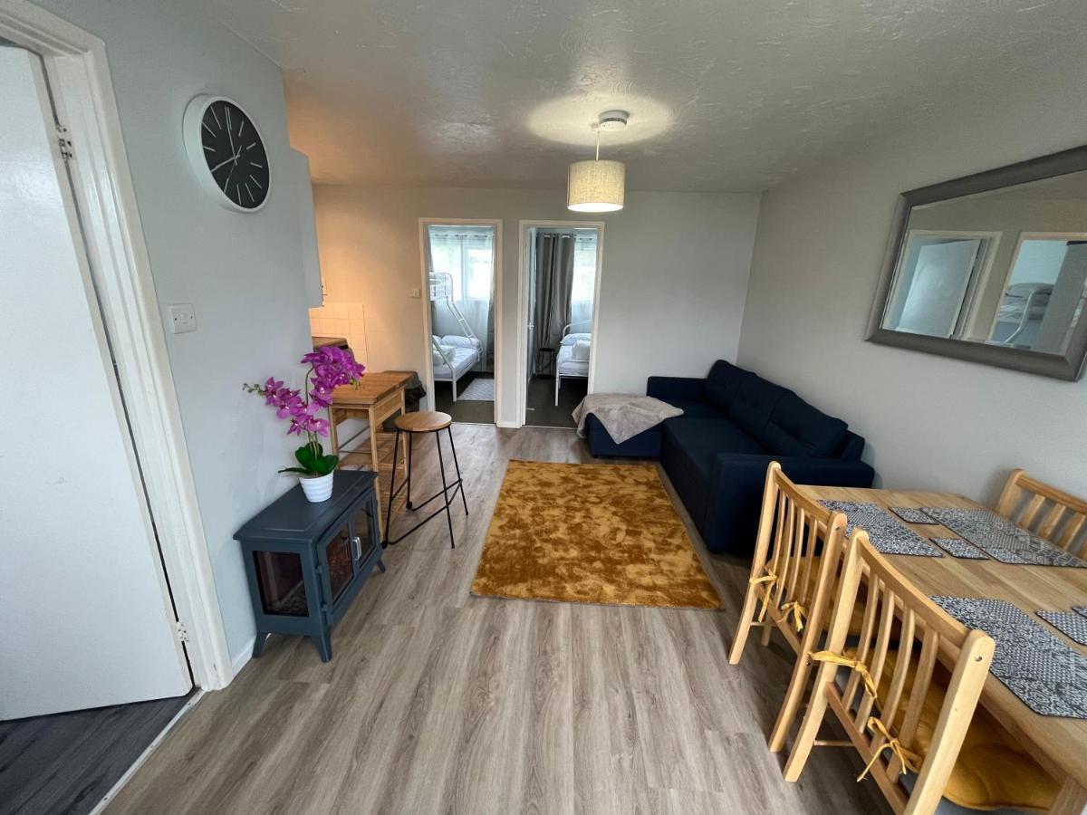 82, Belle Aire, Hemsby - Two Bed Chalet, Sleeps 5, Bed Linen And Towels Included - Pet Friendly Chalet *